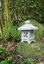 Okigata-Steinlaterne-Granit-Schaugarten-BambusKultur-Steinwedel.webp