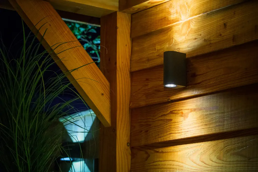 sibus.noir.garden.lights.3..webp